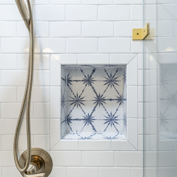 Handheld shower with patterned tiled niche